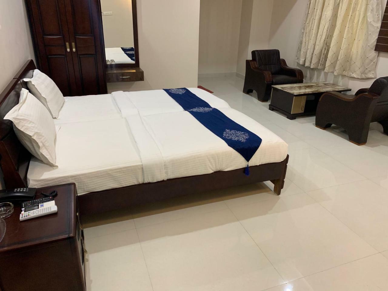 Jnr Grand Hotel Madanapalle Exterior photo